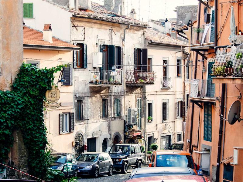 孔乙己的长衫<br>mdttiro.cn 脱不下的学历枷锁